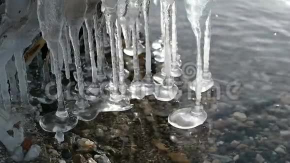 湖面上的冰柱视频的预览图