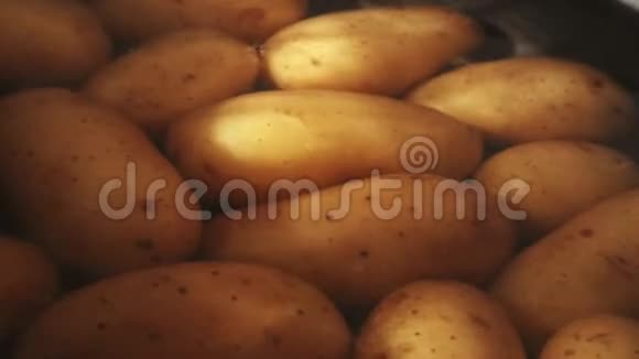 在平底锅上煮土豆视频的预览图