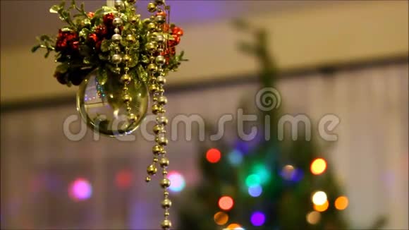 背景为圣诞树的水晶装饰视频的预览图