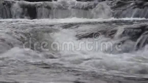 河水在一系列梯田上流淌视频的预览图