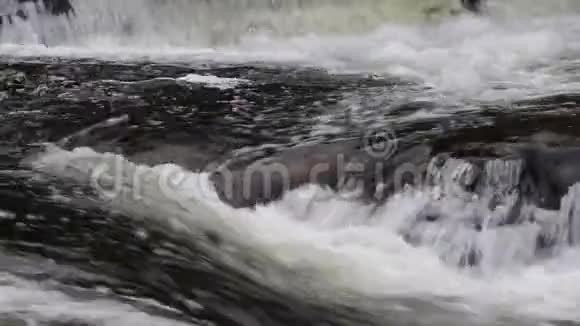 把水流顺着瀑布流上来视频的预览图
