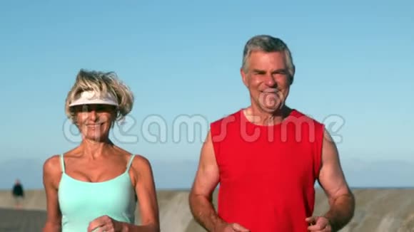 年长夫妇在阳光明媚的日子慢跑视频的预览图