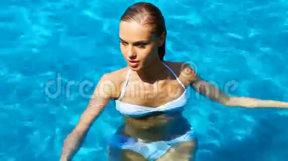 美丽的年轻女子在游泳池里休息视频的预览图