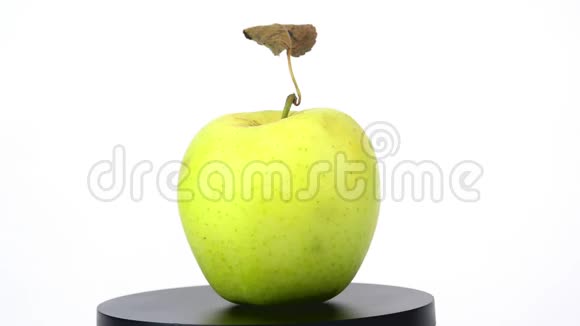 苹果旋转成一个圆圈视频的预览图