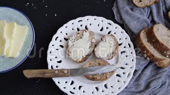 整个燕麦片面包和新鲜黄油健康饮食视频的预览图