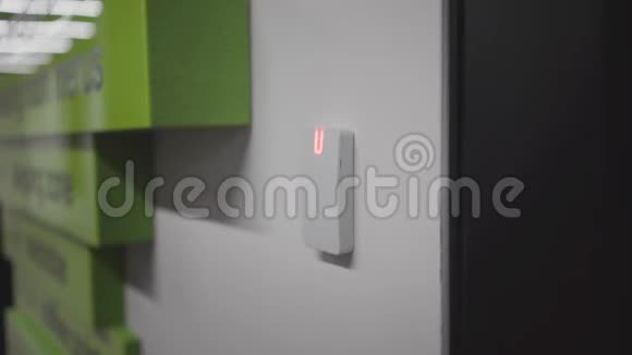 空地办公室封闭电子锁的特写女性白种人手拿钥匙卡在锁前轻视频的预览图