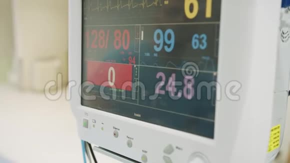 急诊室的心率监测器视频的预览图