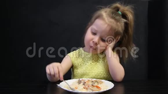 无聊的孩子吃东西视频的预览图