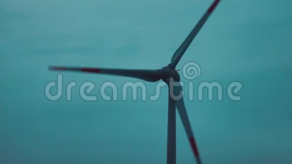 日落天空背景下的电力风车视频的预览图
