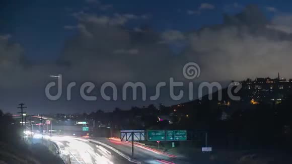 夜间从94号高速公路西段到达圣地亚哥市视频的预览图