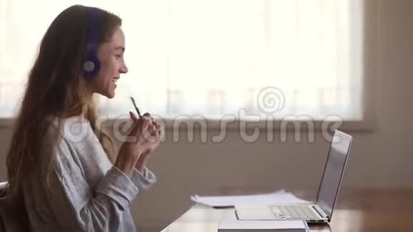 快乐女在线教师戴着耳机教学视频视频的预览图