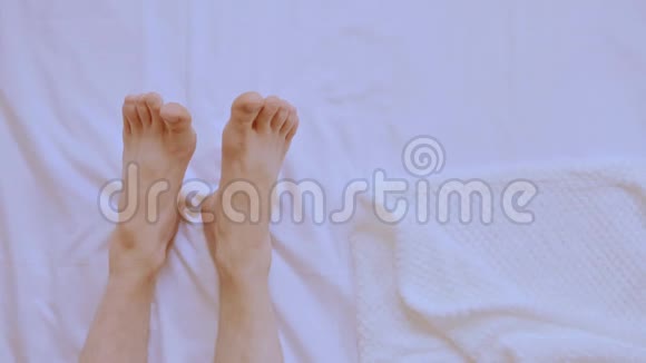 细节男腿在床上视频的预览图
