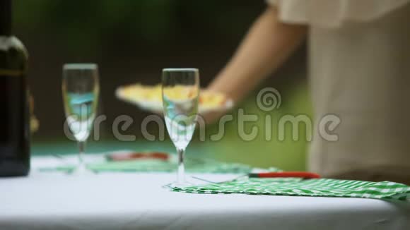 女士餐桌提供非转基因素食无农药产品视频的预览图