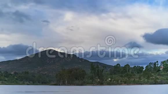 时间流逝默里湖与考尔斯山与风暴云视频的预览图
