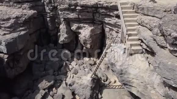 在岩石上的楼梯视频的预览图