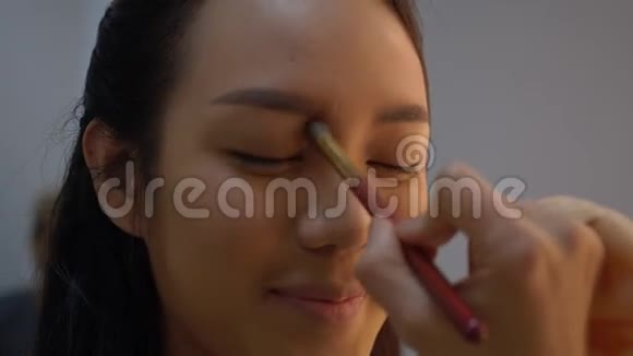 化妆师化妆的手视频的预览图
