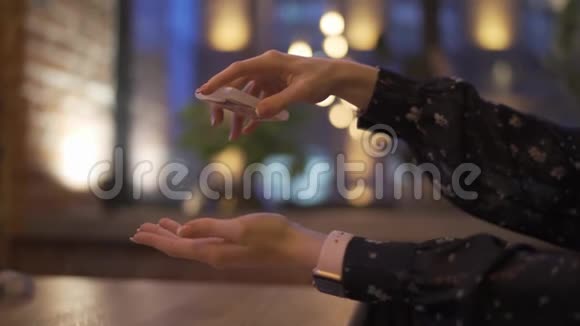 女孩吃饭前用喷雾消毒双手视频的预览图