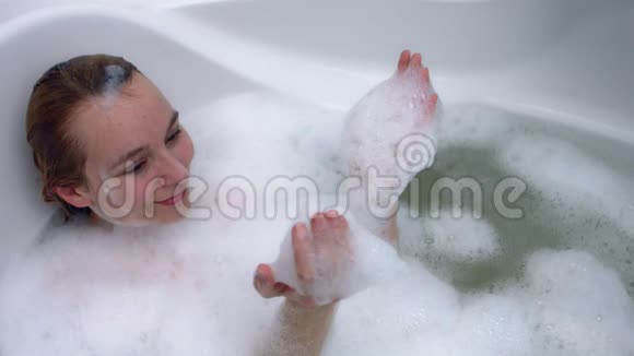 女人在洗澡时玩泡沫视频的预览图