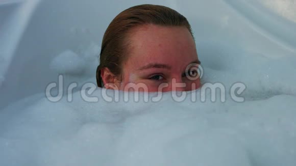 洗澡的女人脸上有泡沫视频的预览图