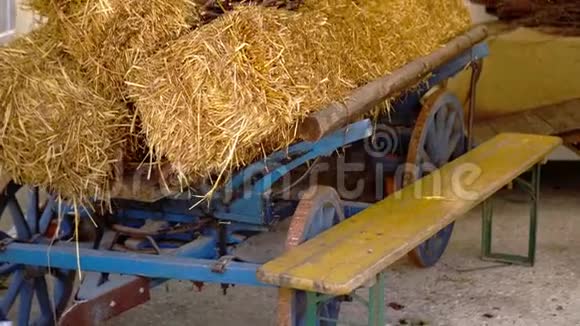 一辆带稻草的旧木车视频的预览图