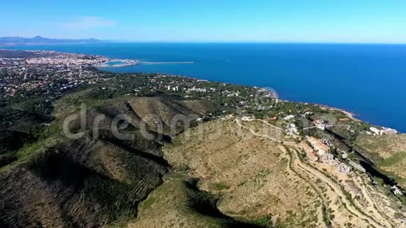 西班牙海边的一座山城和一个海港的空中拍摄视频的预览图