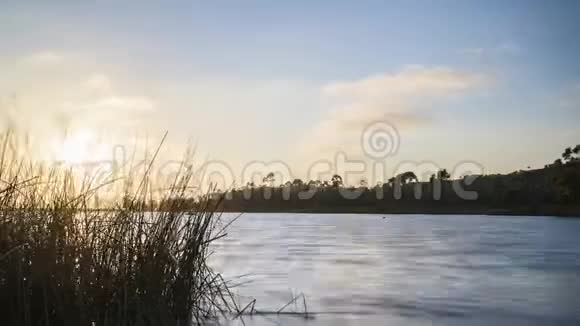 日落时分的米拉马尔湖时间流逝录像短片视频的预览图