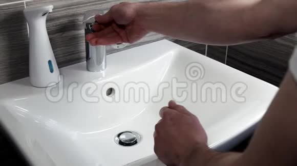 男士用肥皂和热水洗手视频的预览图