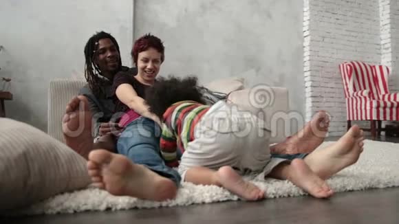 快乐的跨种族家庭赤脚坐在地板上视频的预览图