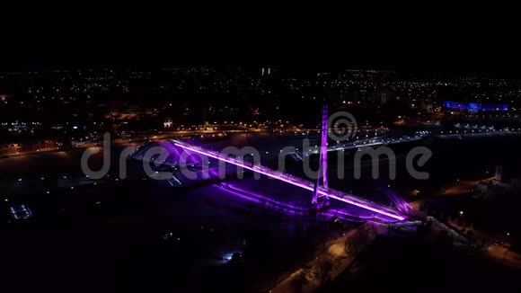 情侣桥俄罗斯西伯利亚夜晚风景航拍无人机冬天灯光霓虹灯过河桥视频的预览图