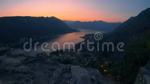 日落过海湾和山脉黑山从圣乔凡尼城堡俯瞰科托尔山顶视频的预览图
