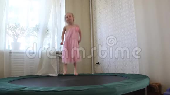那个孩子在蹦床上跳视频的预览图