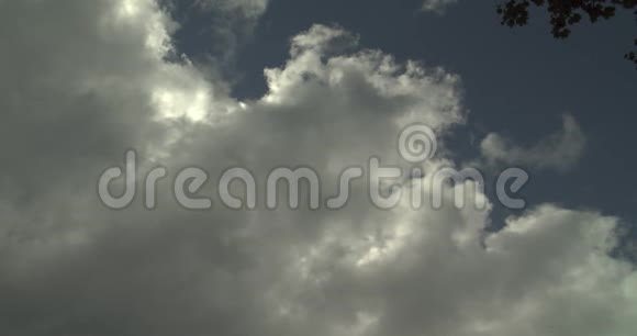 空中射击从云层上方飞向太阳视频的预览图