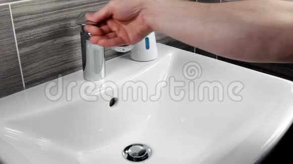 男人用肥皂和热水洗手视频的预览图