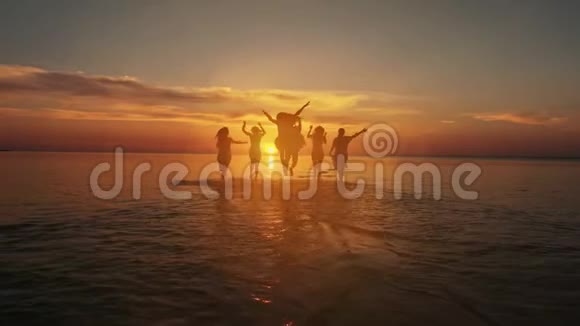 友谊自由海滩暑假概念美丽和快乐的青少年朋友玩得开心跳舞喷药视频的预览图