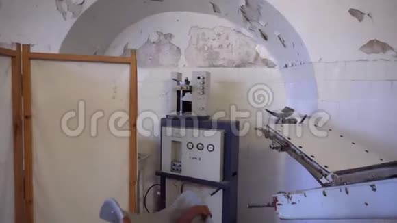 废弃腐烂监狱的医务室设备视频的预览图