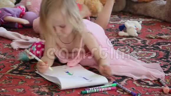 小女孩在相册里画画视频的预览图