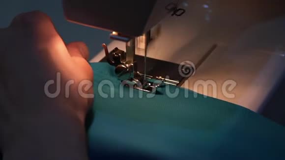 男人缝布料视频的预览图