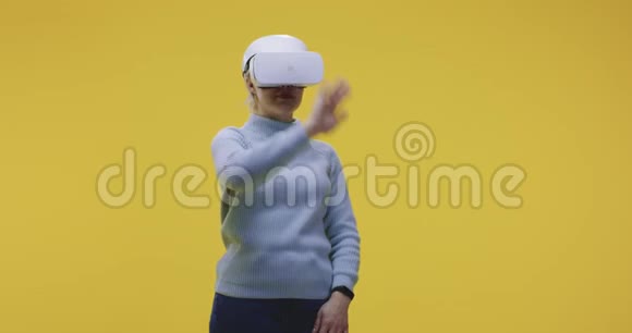 女士戴着VR耳机视频的预览图