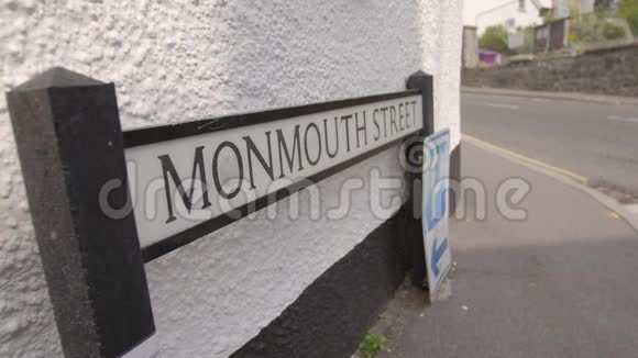 蒙茅斯街的路标视频的预览图