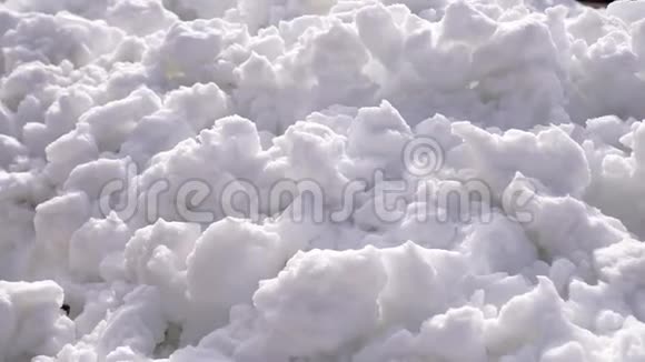 白雪堆在一堆上视频的预览图