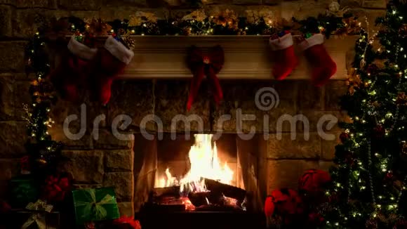 在可爱的圣诞树旁边装饰着令人惊叹和温暖的圣诞壁炉视频的预览图