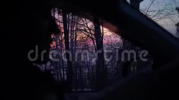 从汽车上看日落视频的预览图