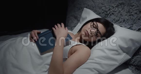 女人睡在床上视频的预览图