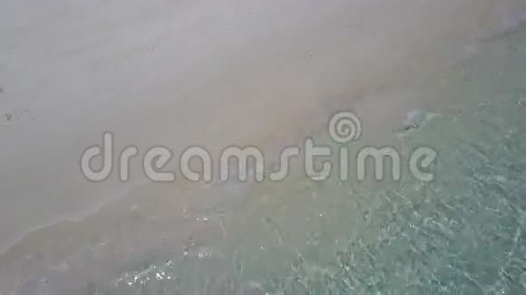 轻柔的波浪翻滚在海滩上视频的预览图