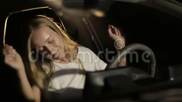 晚上在车里跳舞的女人视频的预览图