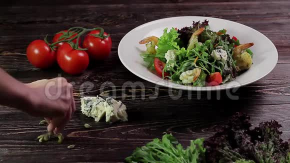 健康沙拉配虾视频的预览图