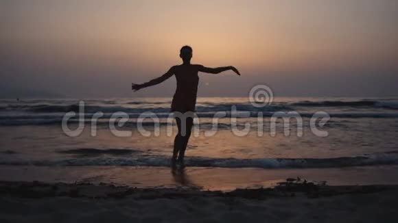 日落时的滑稽舞蹈视频的预览图