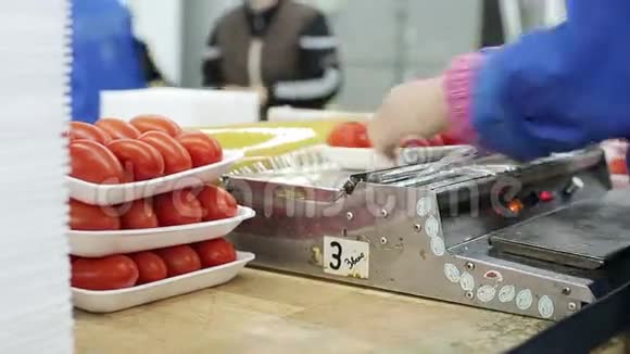在食品容器中包装西红柿快速作业体力劳动视频的预览图