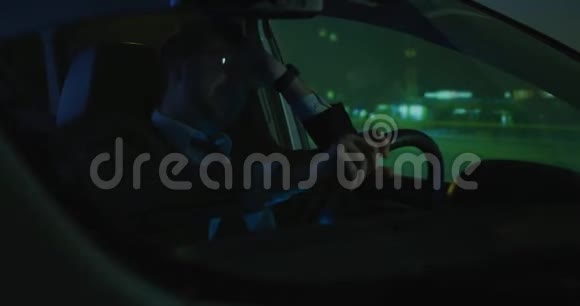 晚上睡觉的人开车视频的预览图