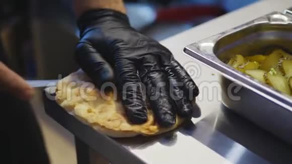 厨师切土司面包视频的预览图